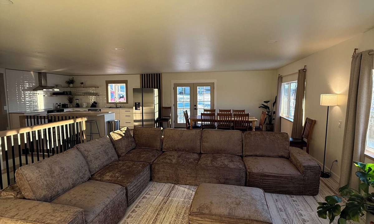 Willow House | Enchanting whole home on Nancy lake with WiFi in Willow Alaska!