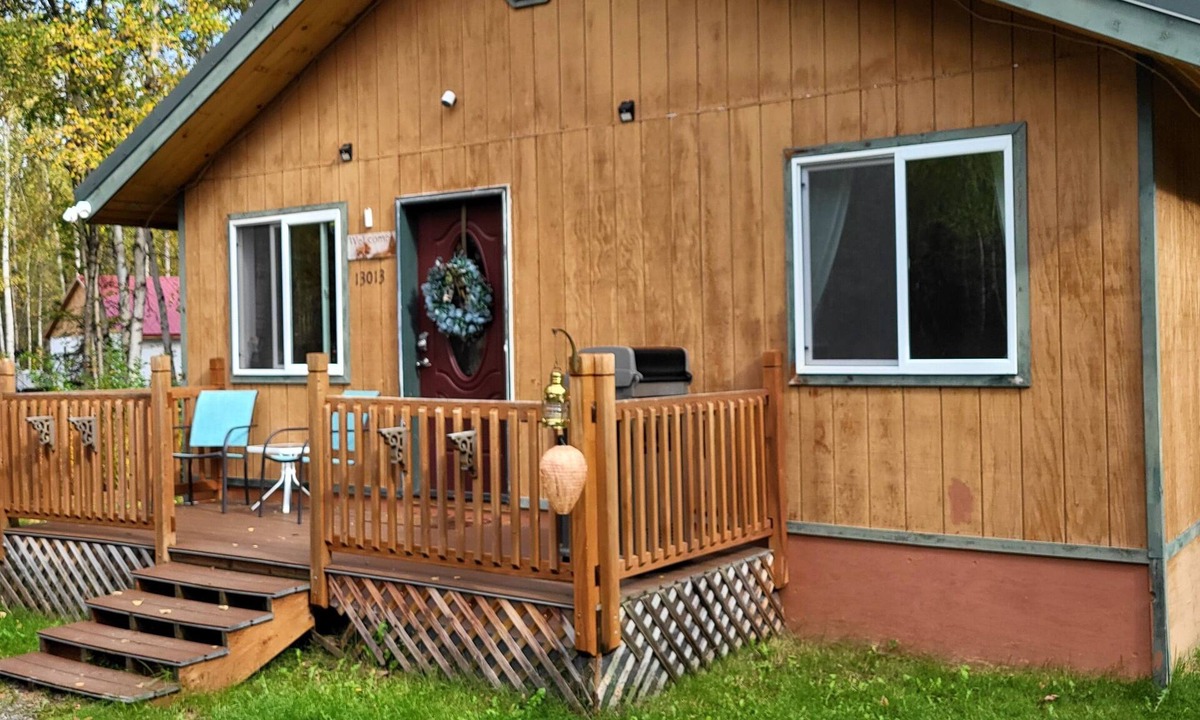 Willow Cabin | Enjoy your stay at the Grizzly Inn in the quaint community of Willow Alaska!