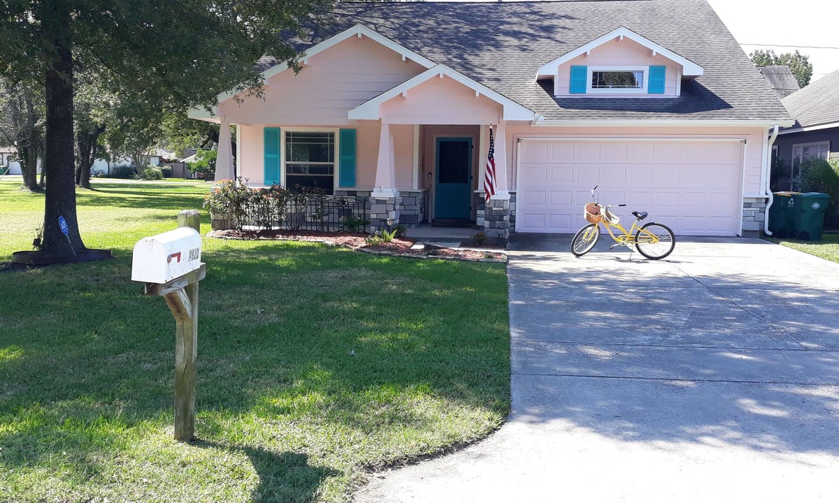 El Lago House | Entire 3 bedroom/2 bathroom cottage; near NASA, Kemah and your PRIVATE BEACH!