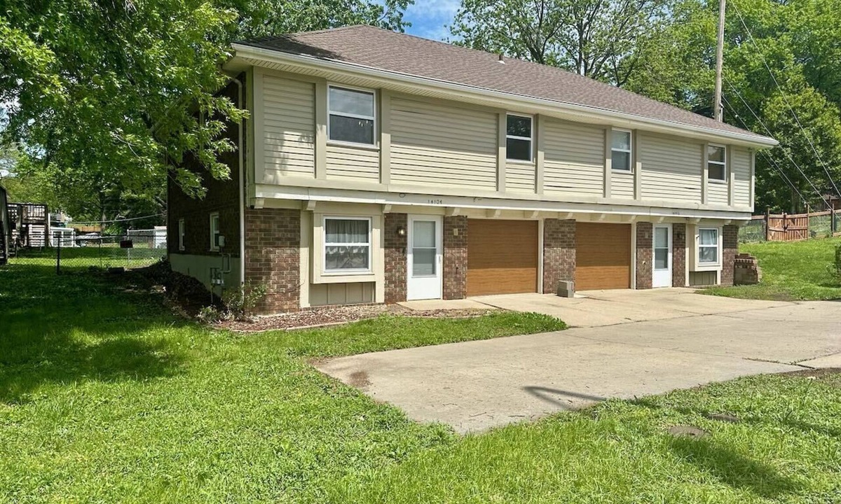 Independence House | Entire 6-bedroom duplex 5-7 minutes to FIFA games