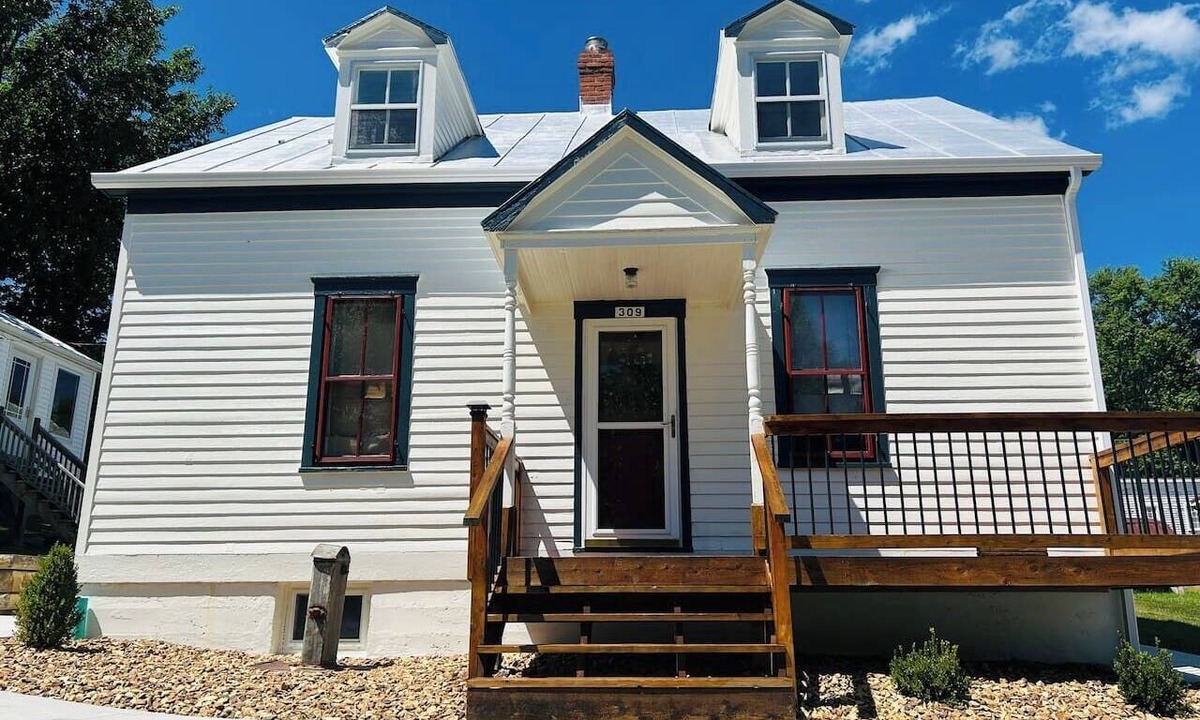 Hermann House | Explore the Autumn Colors of Hermann at the Farmhouse on 6th