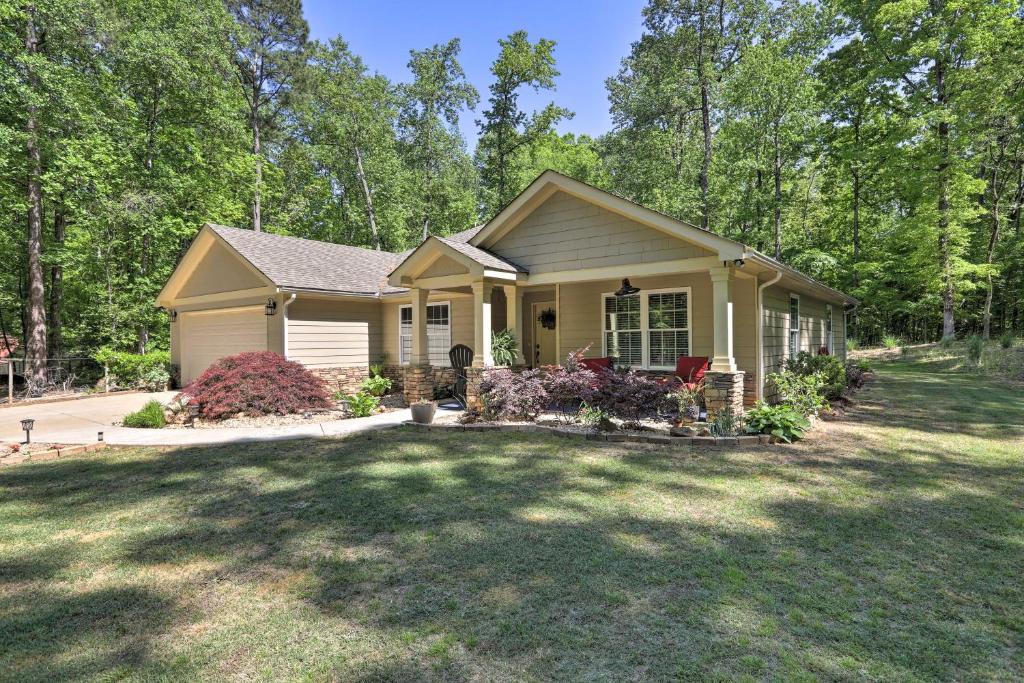 Eatonton House | Family-Friendly Home w/Lake Oconee Access + Patio