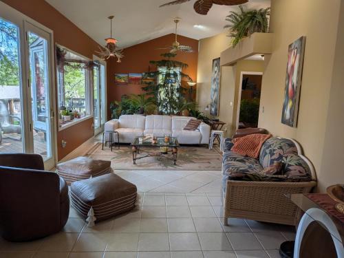 Roeland Park House | FIFA Basecamp with 2 Kitchens, 5BR, 4 Baths