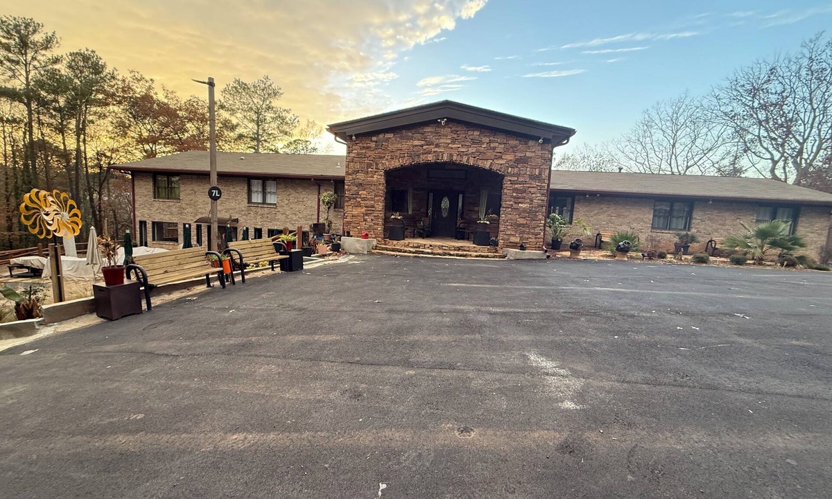 Austell Cabin | FIFA Fan Stylish Retreat Lodge in Heart of it All! 9.4 miles from the Stadium.