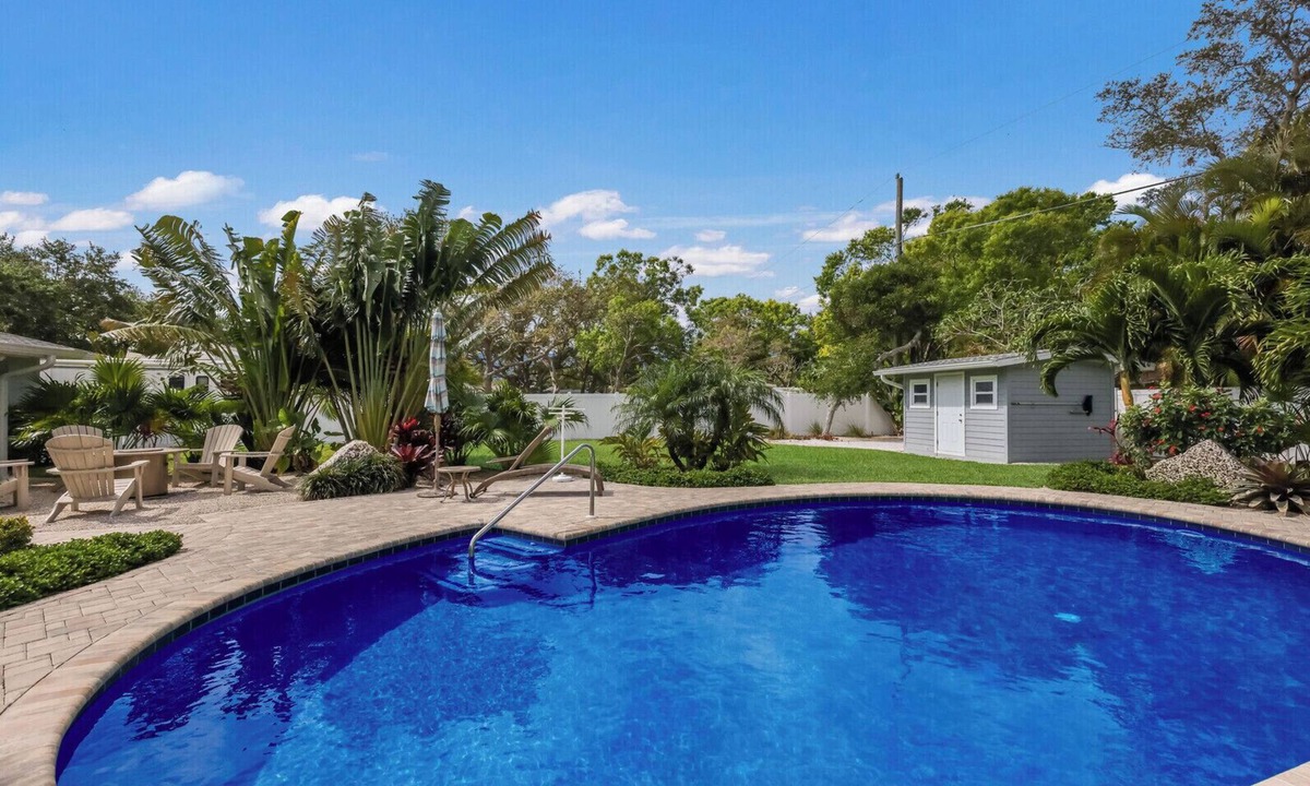 West Bradenton House | Flamingo Royale — Beach Luxury Resort