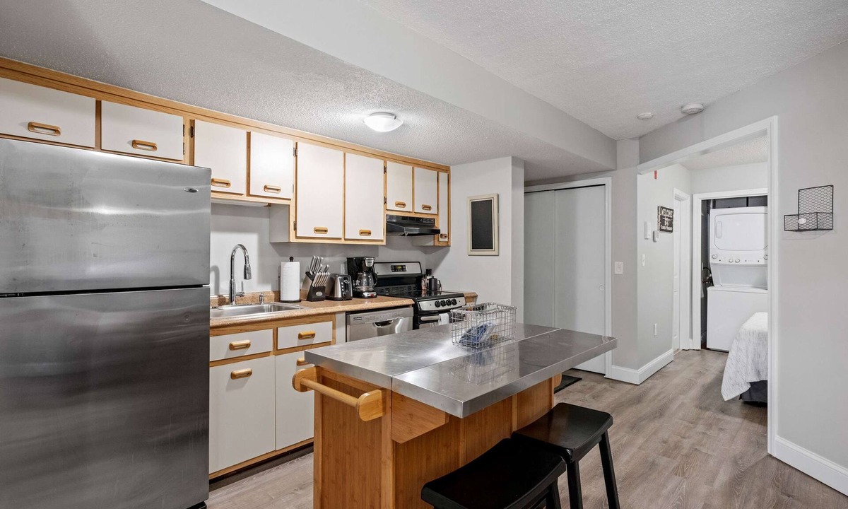 Nashua Apartment | Fully Furnished 1st Floor, 1 Bed, 1 Bath Condo - Close To Shopping & Hwys North&