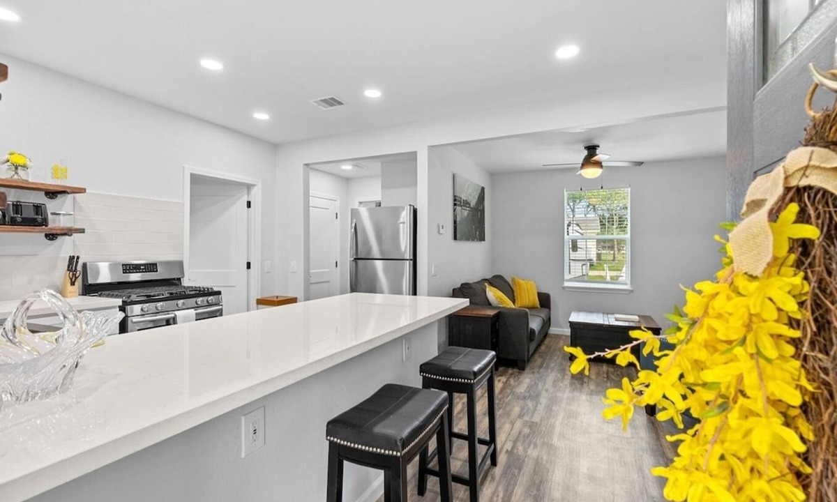 League City House | Fully renovated historic train depot bungalow in old town League City! Bright, stylish 1BR/1BA home.