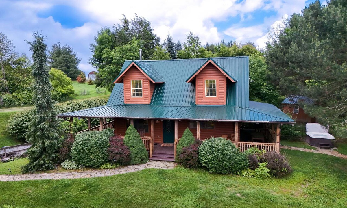 Canton Cabin | Glade Mountain Top Retreat | Pet Friendly Mountain-View Cabin w/Hot Tub, Sleeps 10