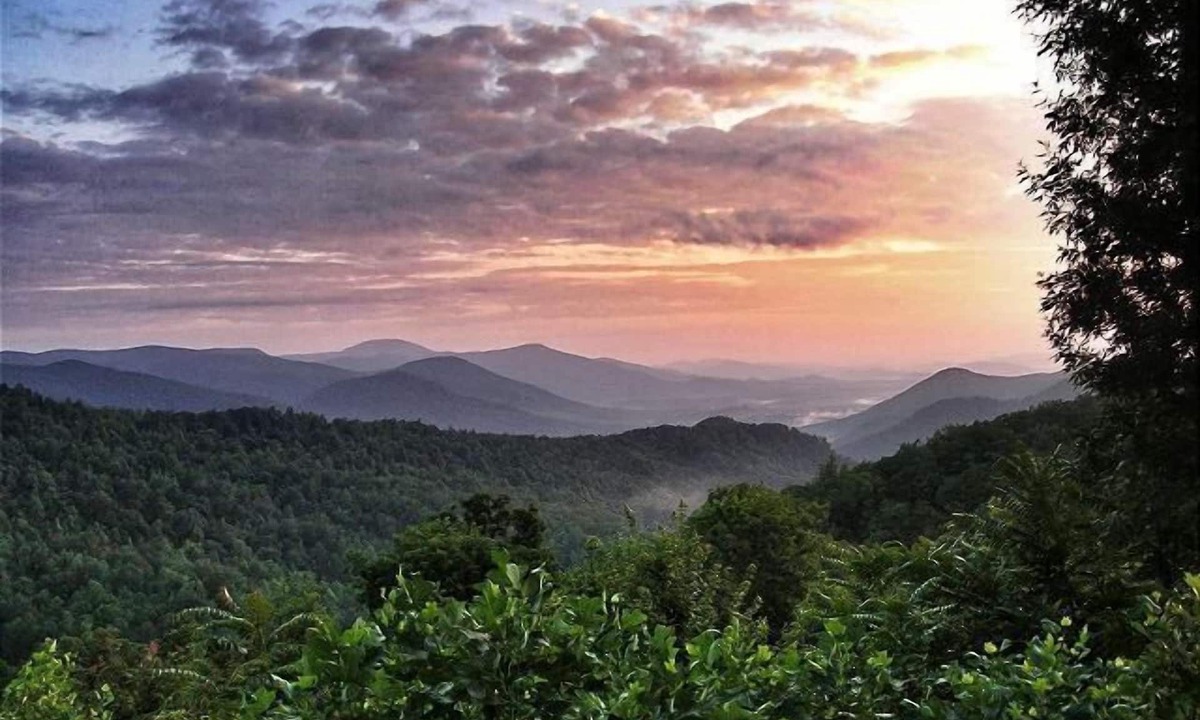 Saluda Cabin | Gorgeous 3 bedroom house with Mountain Views - Full Kitchen & Grill