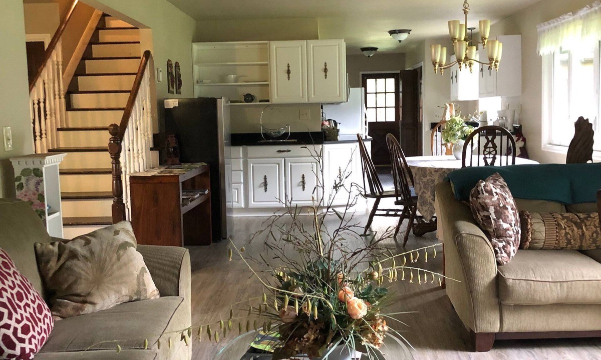 Mendenhaven Hostel | Grandma's Private Room and Bath - DISCOUNTS ON TOURS