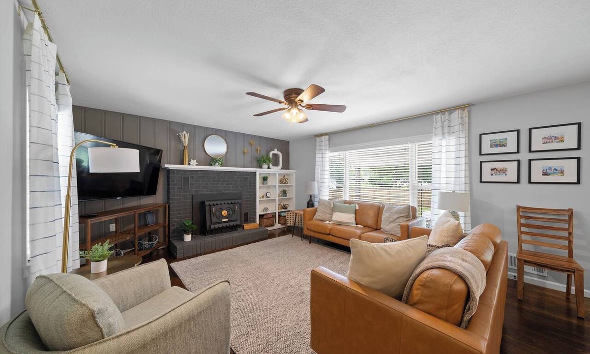 Lee's Summit House | Great Space Sleeps 13 4BR Pets Ok