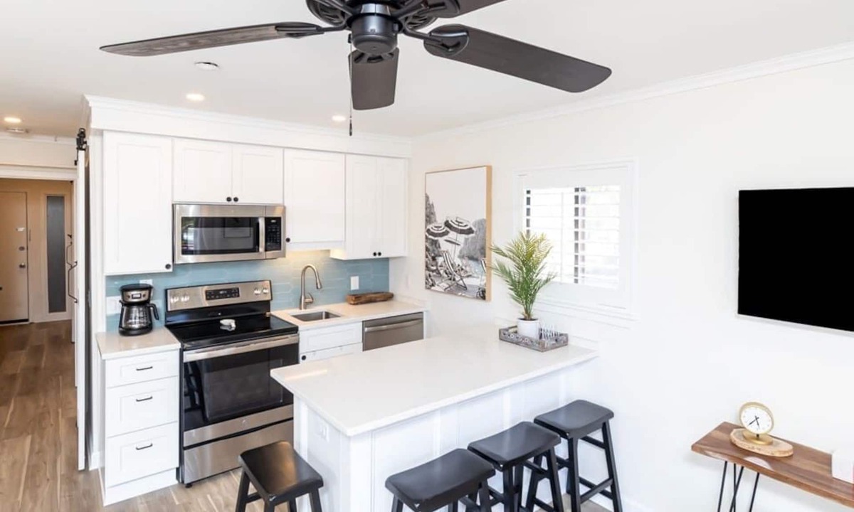 Folly Field Condo | Guest Favorite~Steps to the beach~Pickleball and Tennis Courts~Beach Bar