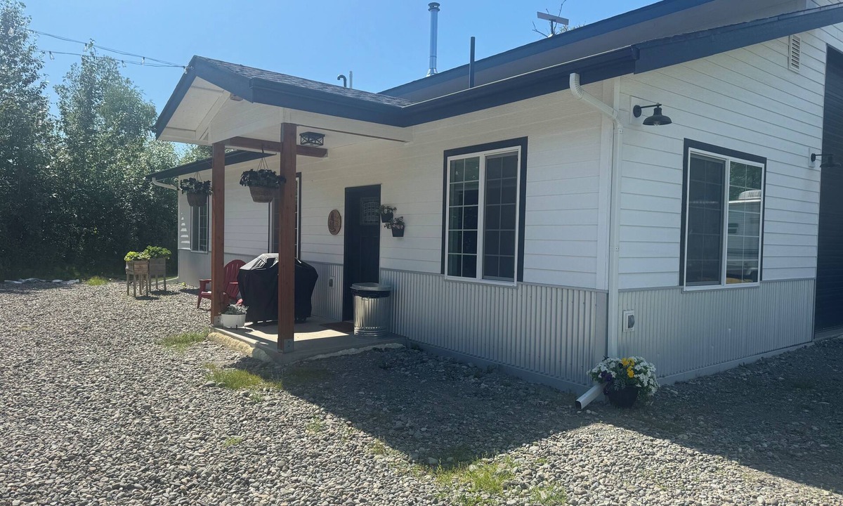 Wasilla House | Guesthouse w/king bed, lots of amenities, & close to town
