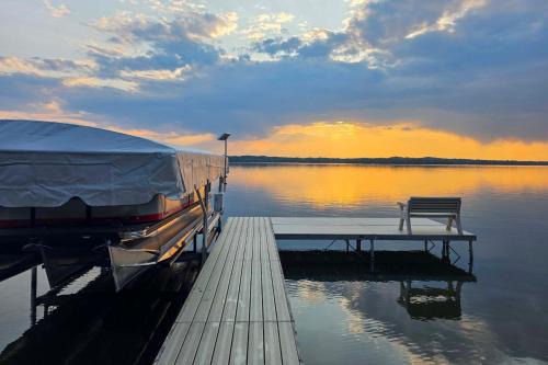 Hackensack House | Hackensack Waterfront Retreat on Tenmile Lake