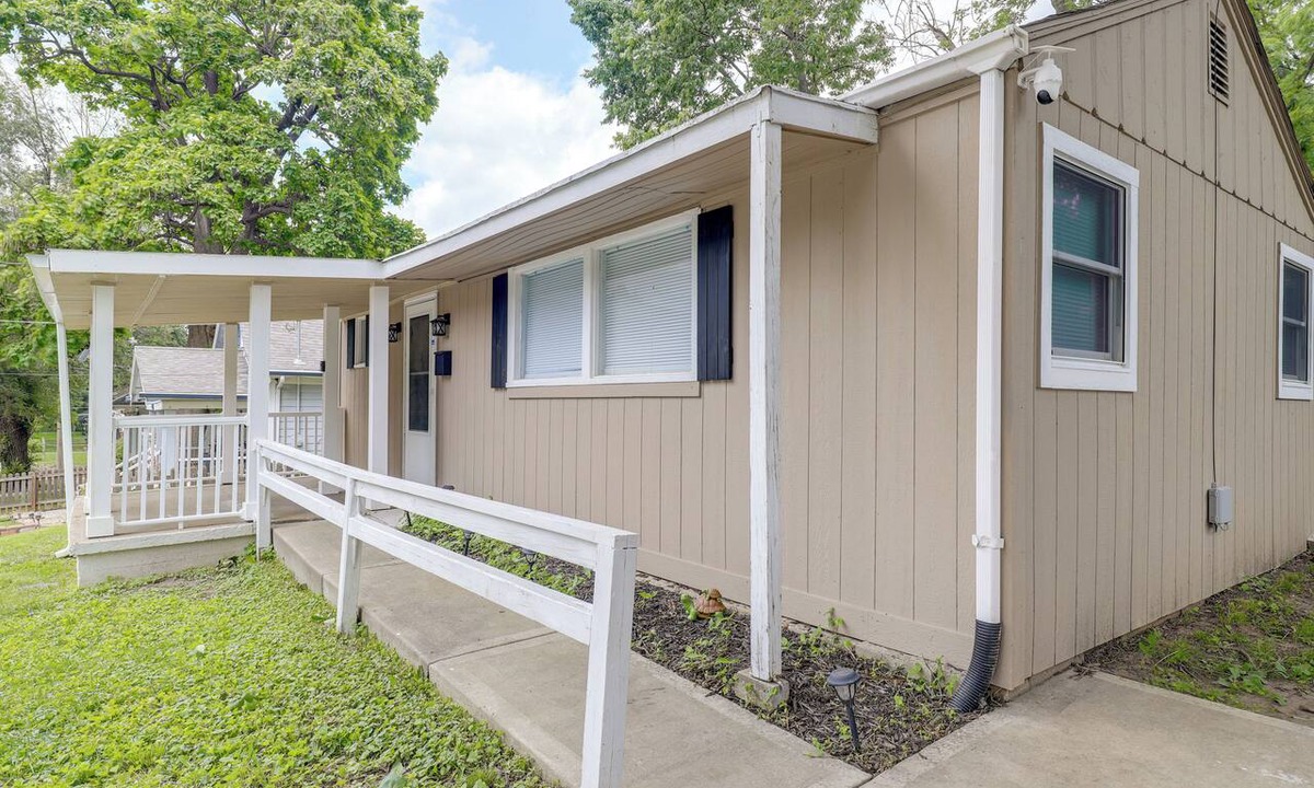 Independence House | Half-Mi to Independence Square! Home w/Ramp Entry