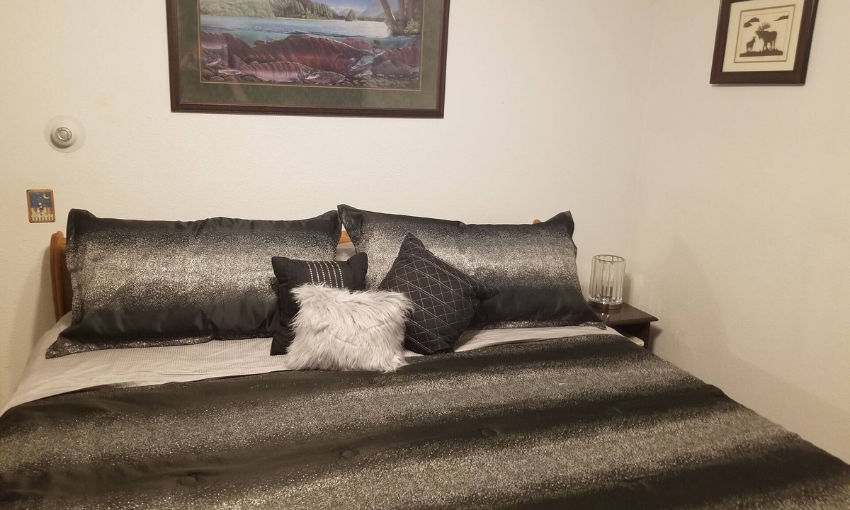 Eagle River House | Happy Bear Cozy Bungalow with Large Back Yard close to Anchorage Wasilla