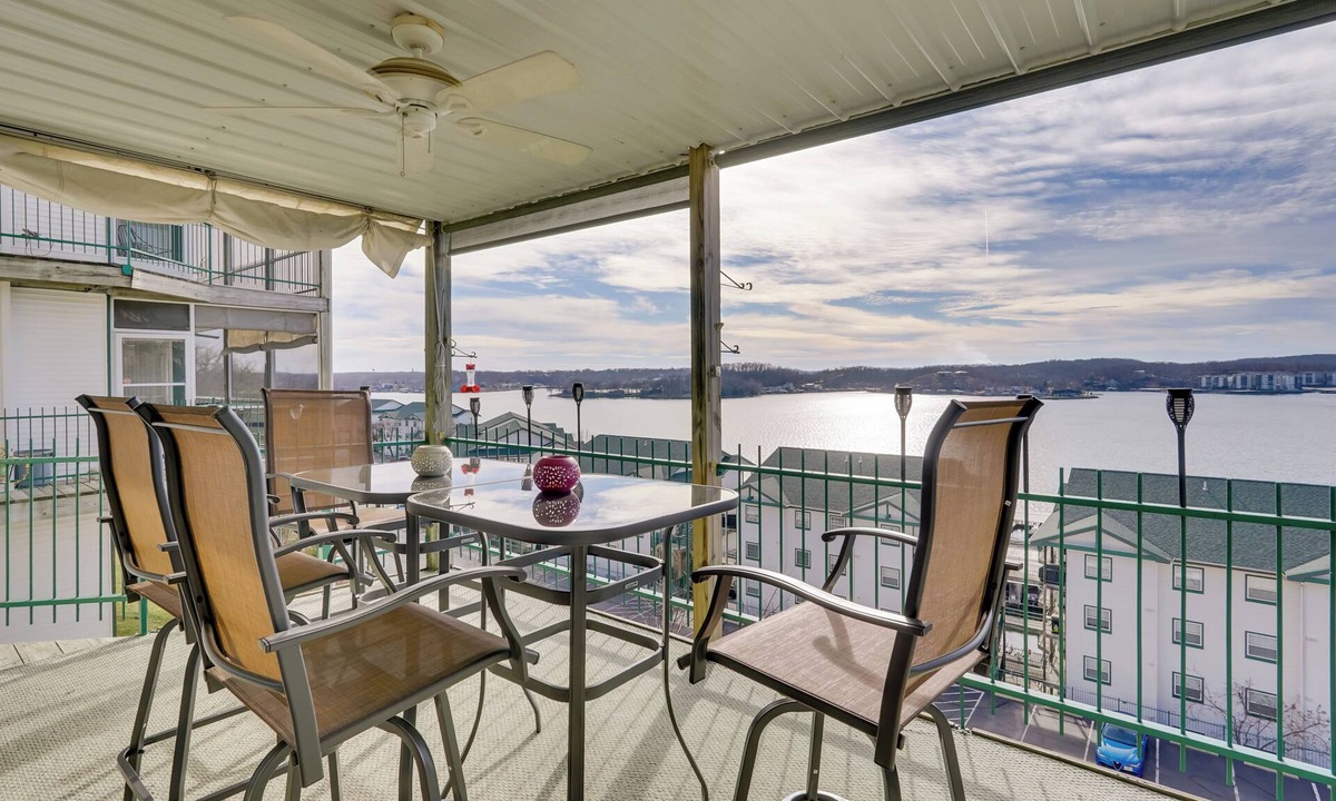 Lakeland Condo | ‘Harbour Horizon’ Gem: 1 MM Main Channel, 2 Pools