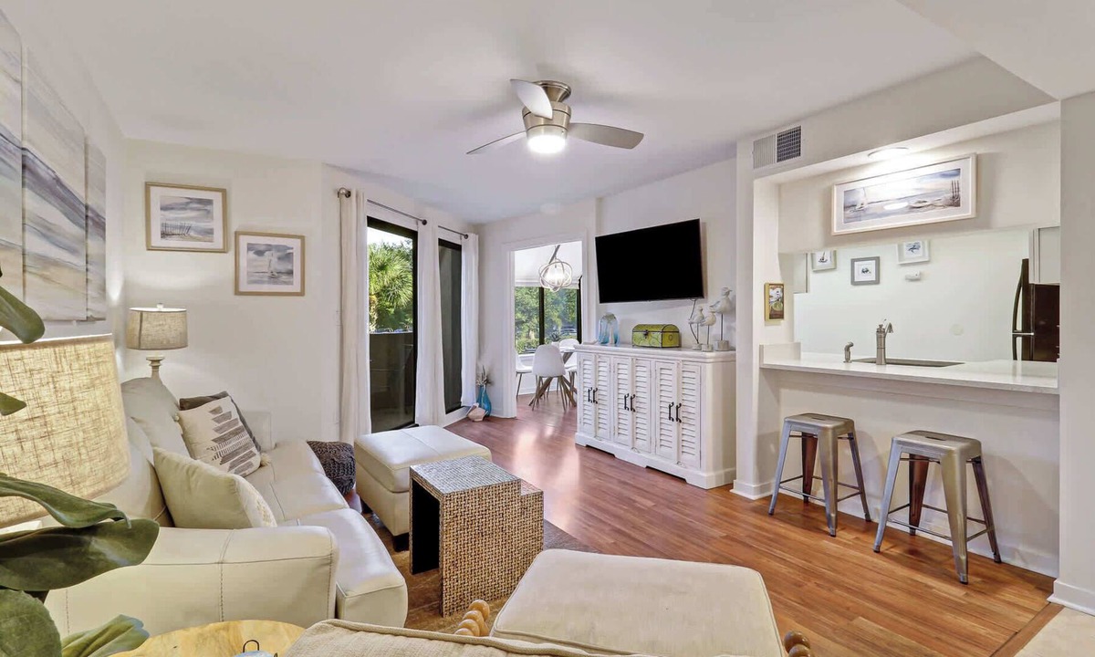 Shelter Cove Villa | Harbourside Villa Steps to Shops, Dining & Marina