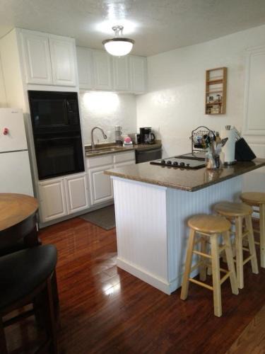 Mendenhaven Apartment | High Grade - Affordable, Near Mendenhall Glacier, Trails, and Conveniences -DISCOUNT ON TOURS!