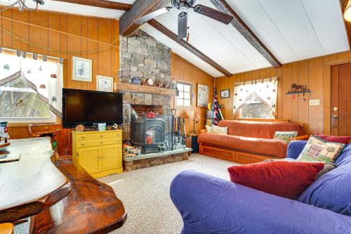 Chester House | Hike, Ski & Unwind: Cabin w/Deck in Chester!