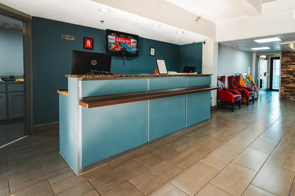 West San Antonio Hotel | HomeTowne Studios by Red Roof San Antonio - SeaWorld Northwest