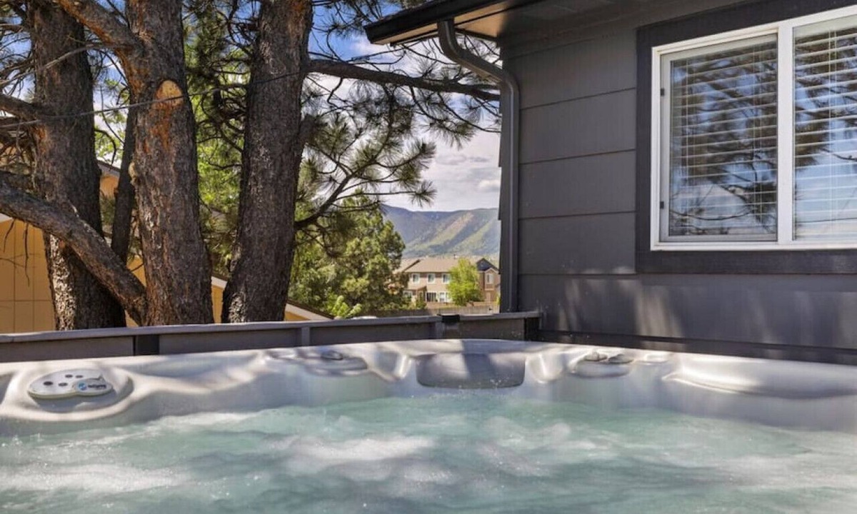 Monument House | HOT TUB, Newly Remodeled, Mountain views, Walk to Downtown!