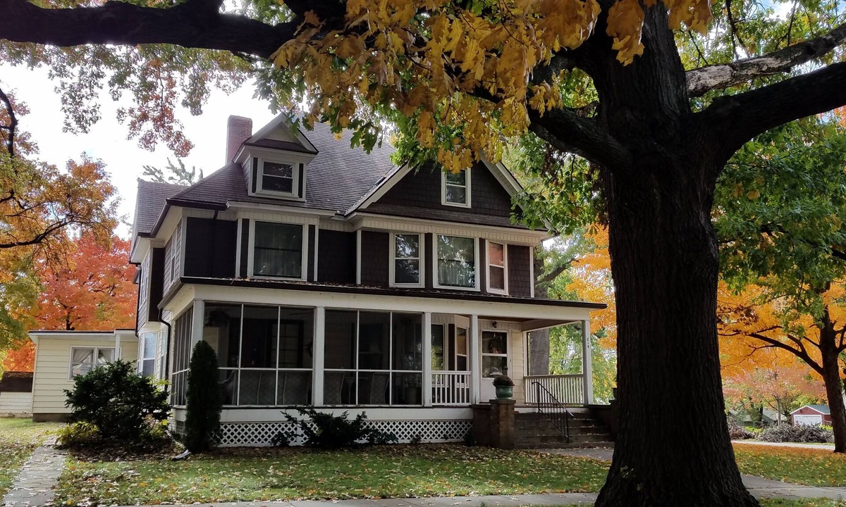 Baldwin City House | HOUSE - 1st & 2nd Floor 5 bedrooms, 2 BATHROOMS 4,000 sq ft NO use of 3rd floor