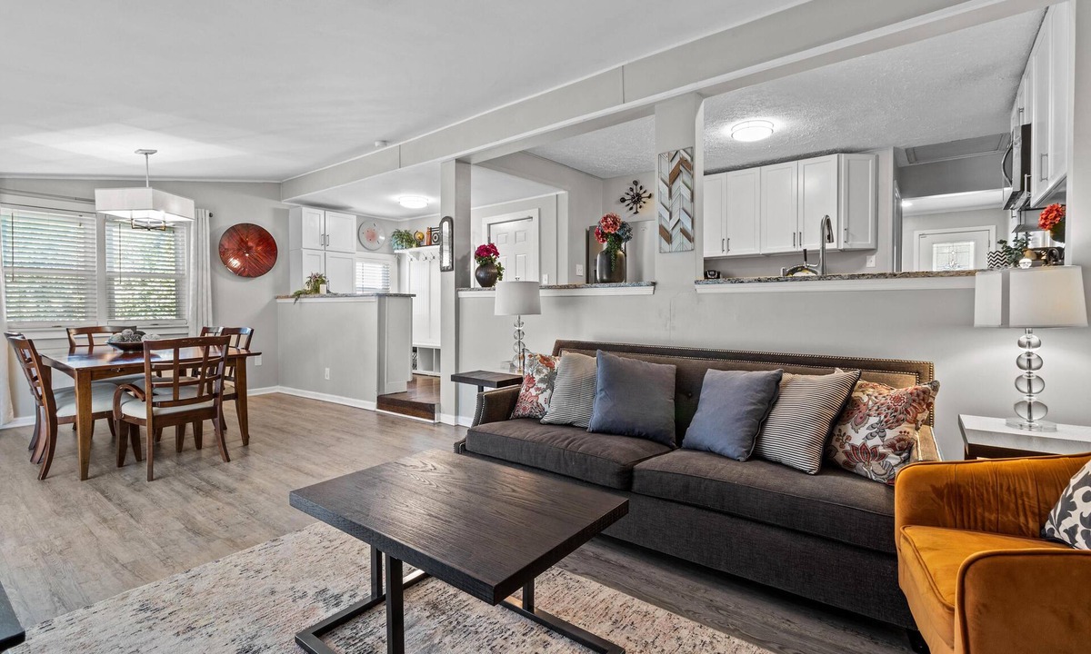 South Kansas City House | Jefferson Cottage - Large Home + Walkable to Waldo!