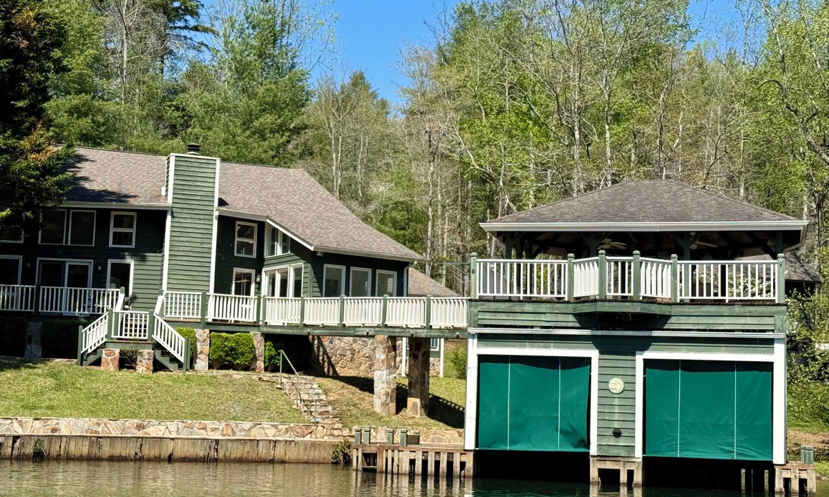 Lakemont House | JULY AVAILABILITY - Green Acres – Your lakefront place to be!