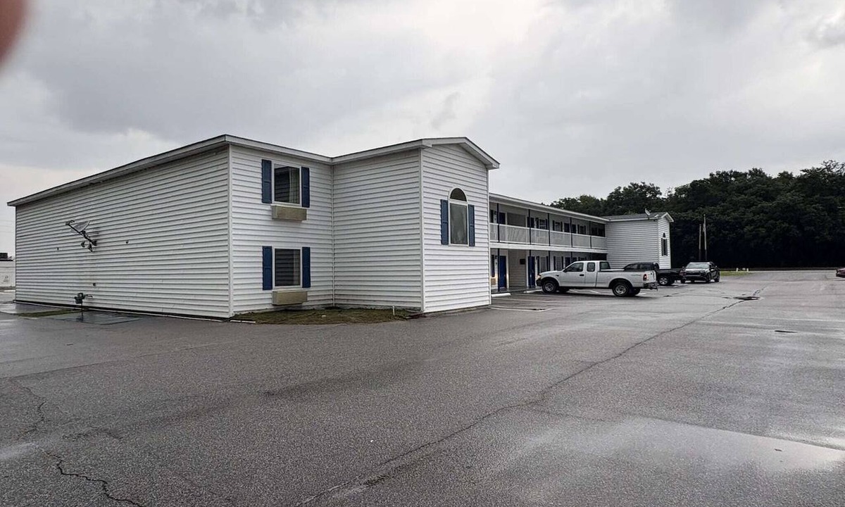 Hampton Apartment | King Bed Accessible Non-Smoking