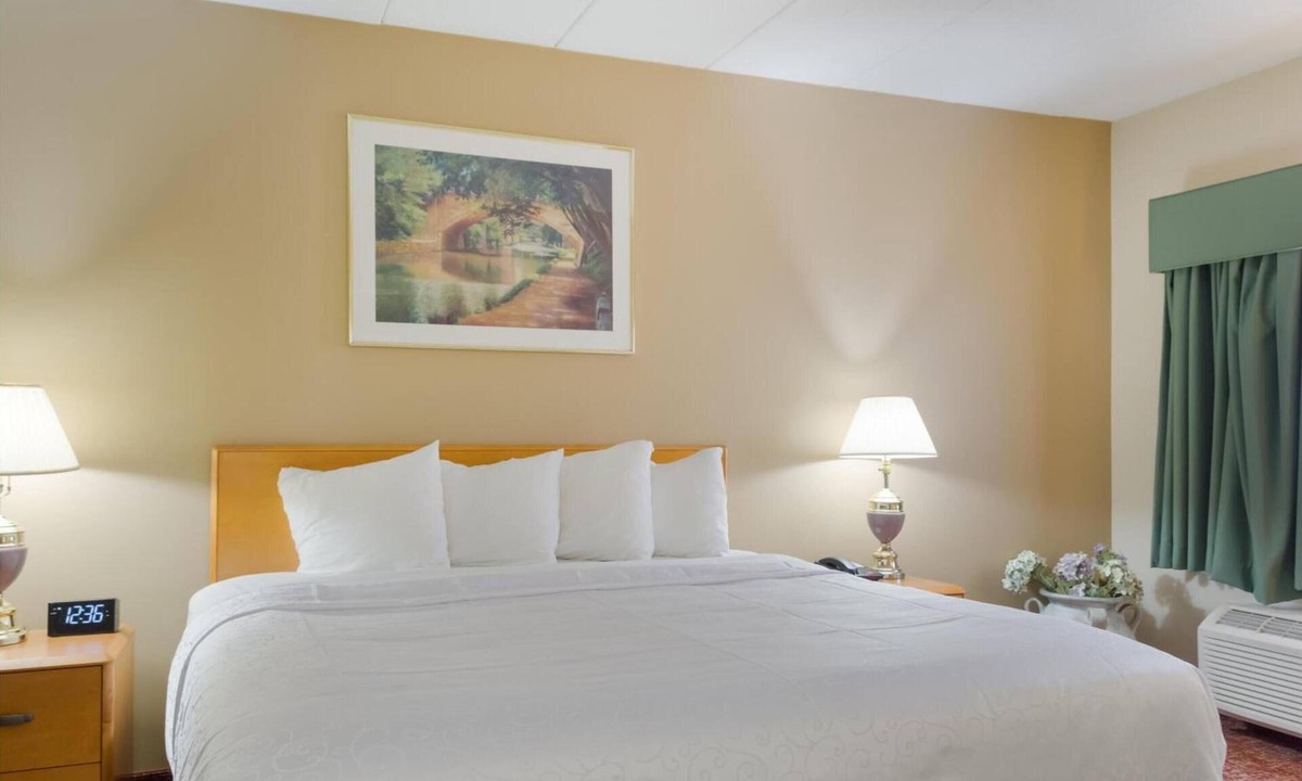 Smithfield Hotel | King Bed Suite Near Twin River Casino, w/Free Parking & Breakfast + Pool