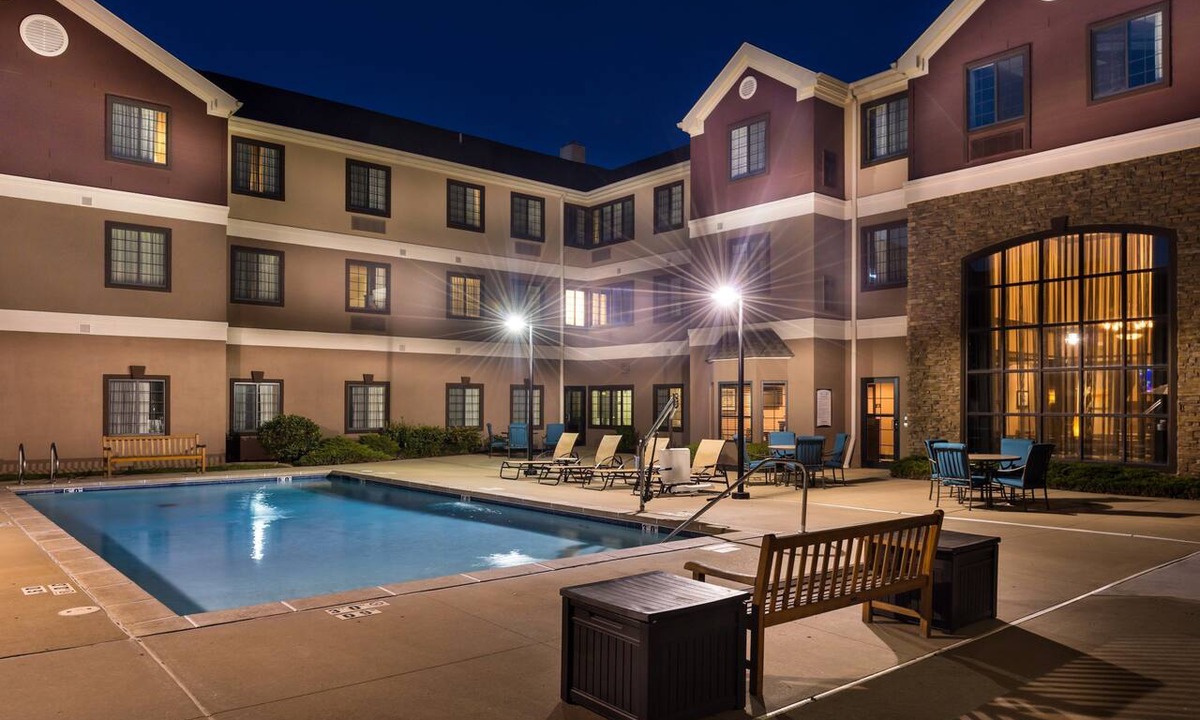 Glencoe Condo | King Suite. Free Breakfast. Pool & Gym. Your Next Trip!