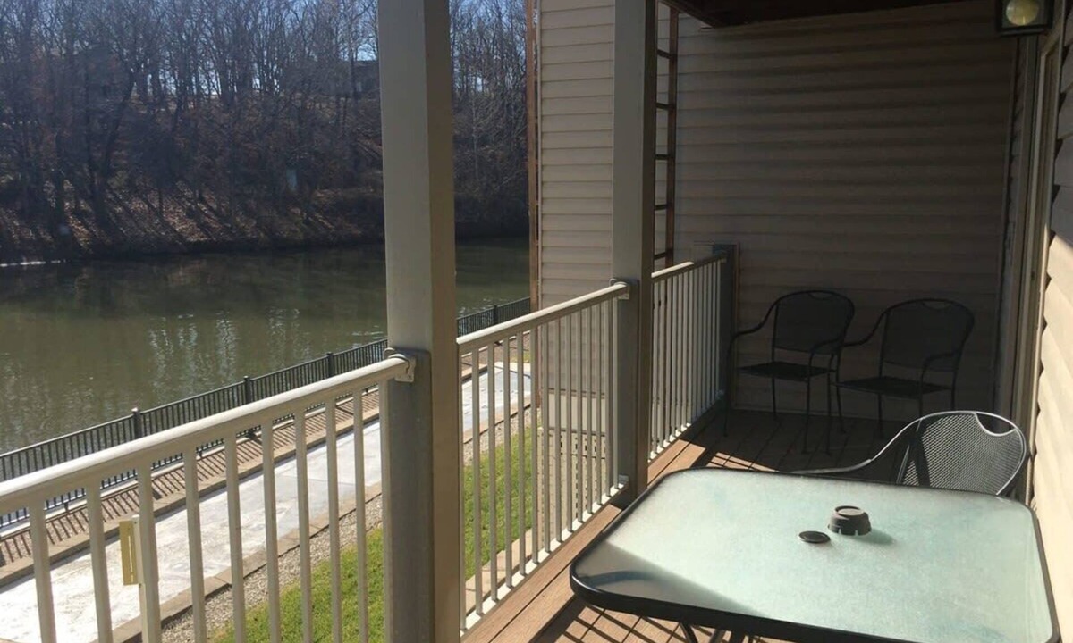 Osage Beach Apartment | Lake Condo with Pool and Hot Tub at Lake Ozark