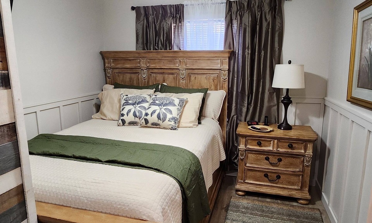 Waterloo Cottage | Lake Greenwood Guesthouse-Bring your boat and your pup!