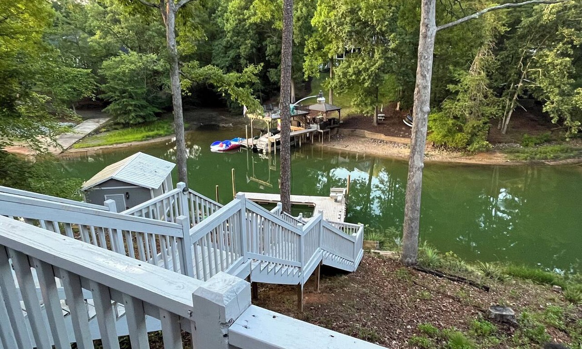 Troutman House | Lake Living's best! "Chillax" with 3brm, 2 Kings and 2-XL twins, 2 bath