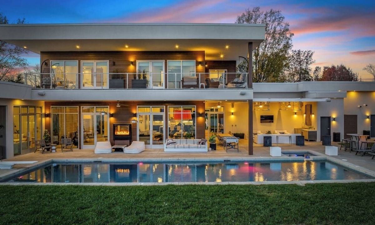 Mayhew House | Lake Norman Lakefront - Pickleball, Hot Tub, Pool
