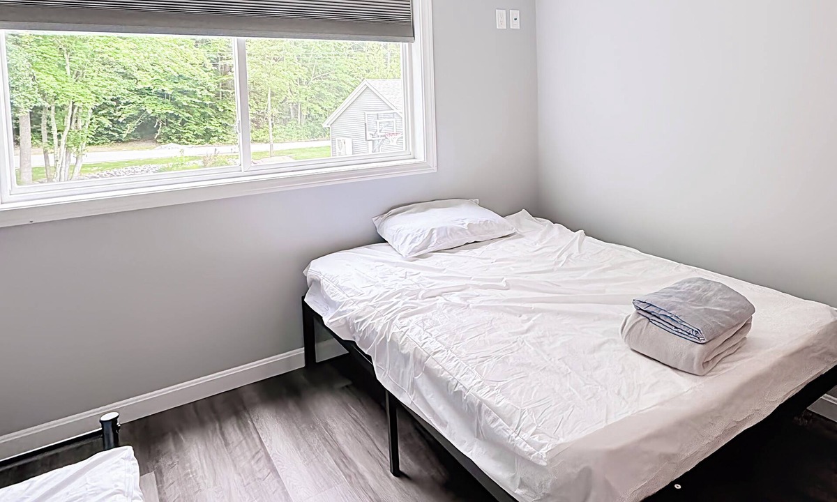 Lochmere House | Lakefront 3-bedroom Duplex on Lake Winnisquam, docks, Beach, WiFi, AC. B2A