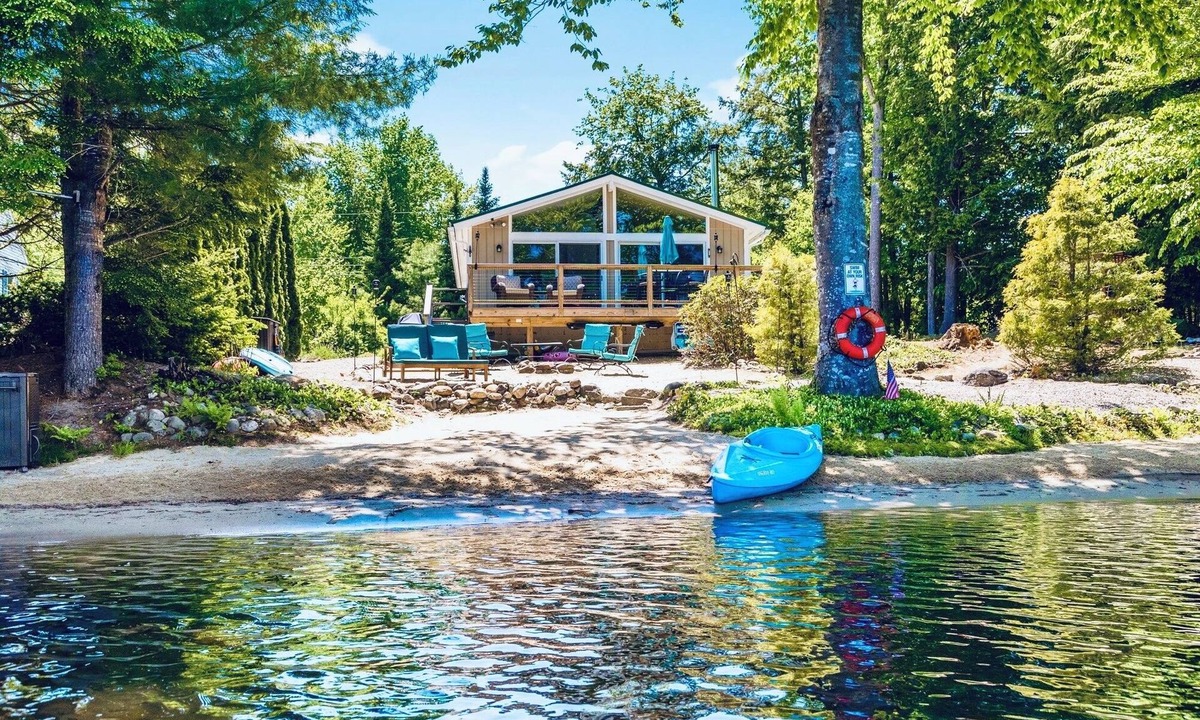 Barnstead Cabin | Lakefront Chalet: Hot tub, Kayaks, Central AC, Family-friendly