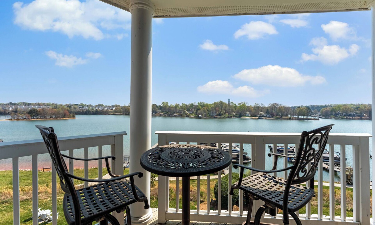 Mount Mourne Condo | Lakeside Loft |Luxury Penthouse - Restaurants, Community Pool, Massage, and More!