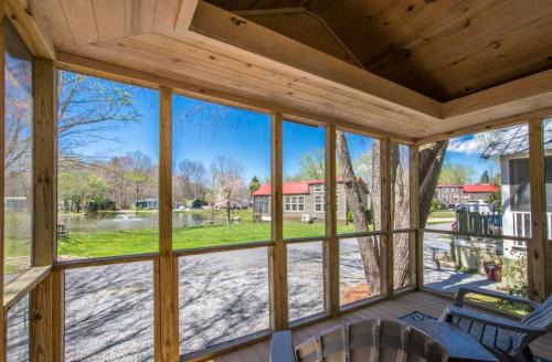 Upward House | Lakeview 2BR Tiny Home near Trails and Bocce