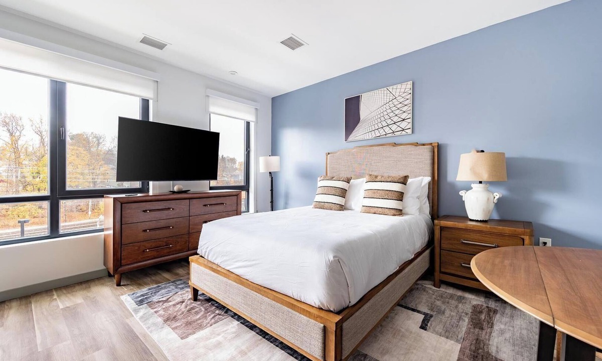 Haverhill Apartment | Landing | Modern Studio, Pool, Gym