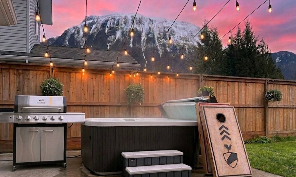 Mendenhaven House | Large Groups Near Glacier w/Hot Tub & Game Room