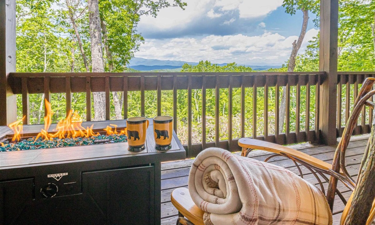 Clarkesville Cabin | Lazy Bear Cabin - Breathtaking Mountain Views, Hot Tub & Fire Pit
