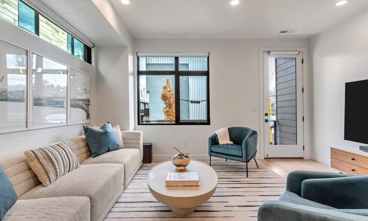 People's Freeway House | LCF - Granary/Downtown SLC Townhome - 2 King Suites - 1 Queen Suite - Garage
