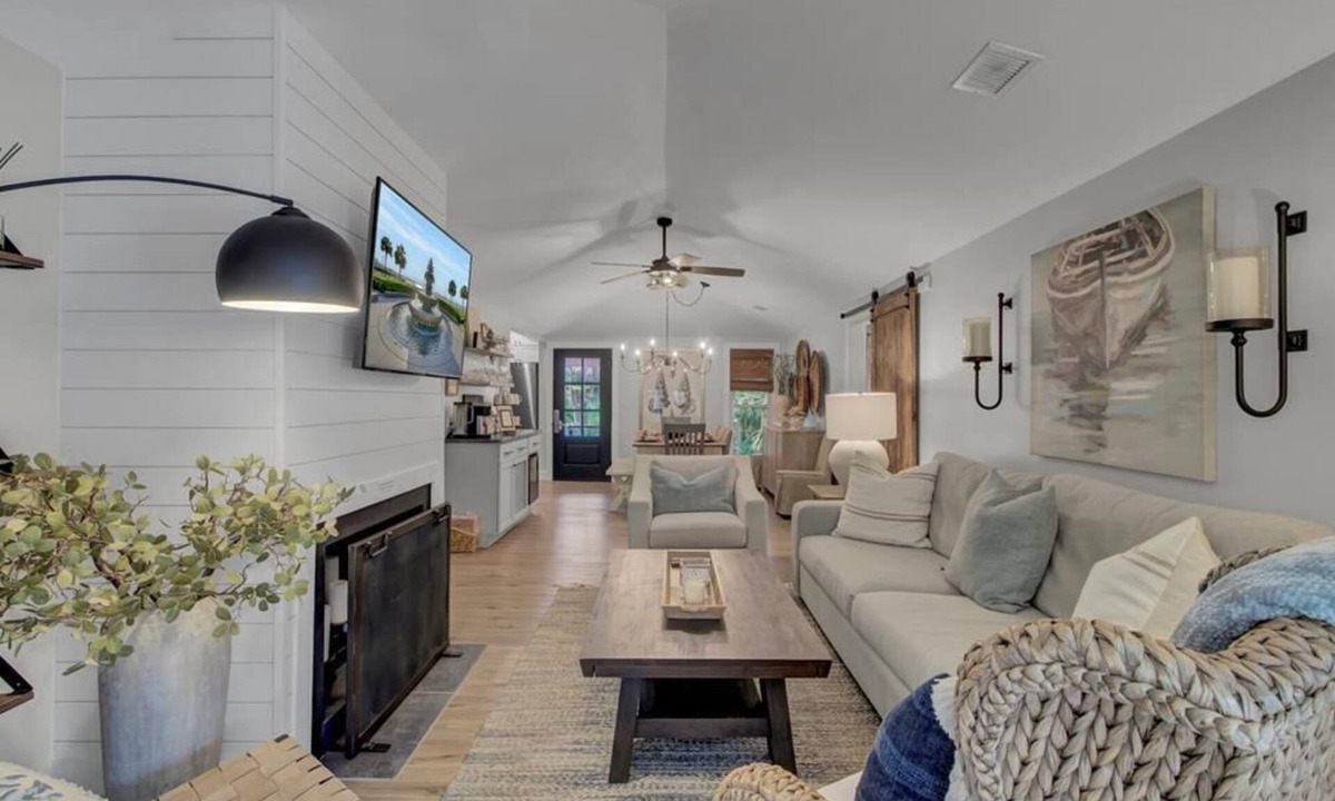 Twin Oaks Cottage | Little Cottage by the Sea | Hot Tub & Walk to Beach