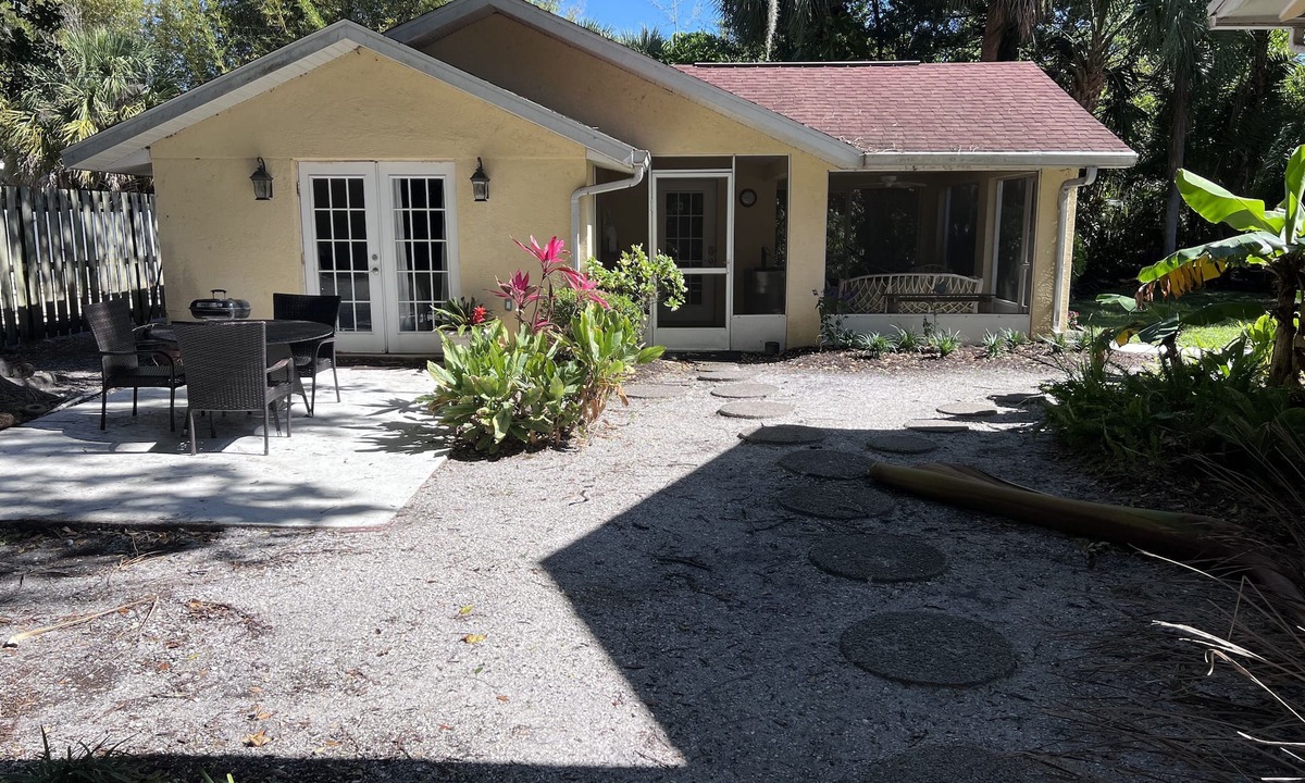 Indian Beach Sapphire Shores Cottage | Location! walk to bay, New College, Ringling Museum, downtown and the beaches