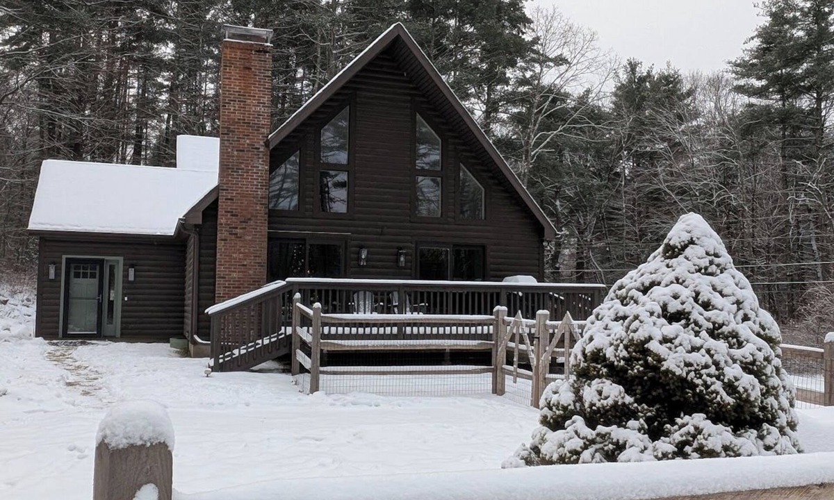 Ashley Falls House | Log Cabin w/fire pit, close to Ski Catamount, Butternut Ski, Great Barrington