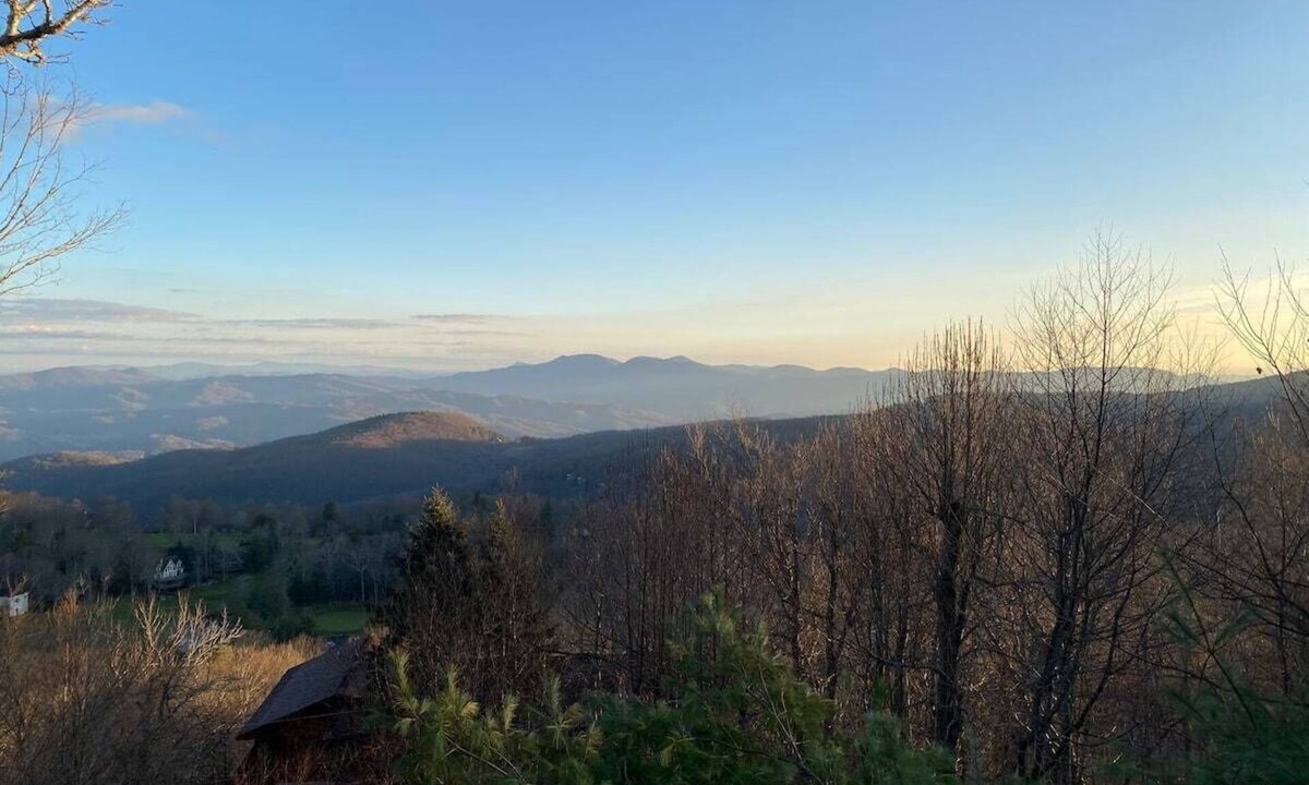 Beech Mountain Cabin | Long-range mtn views, huge deck, spa, play room, 1 mile to ski resort & trails