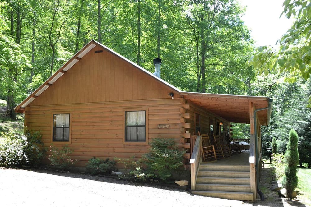 Cherokee Cabin | Lovely Rustic Cabin Secluded in the Woods near Maggie Valley, North Carolina