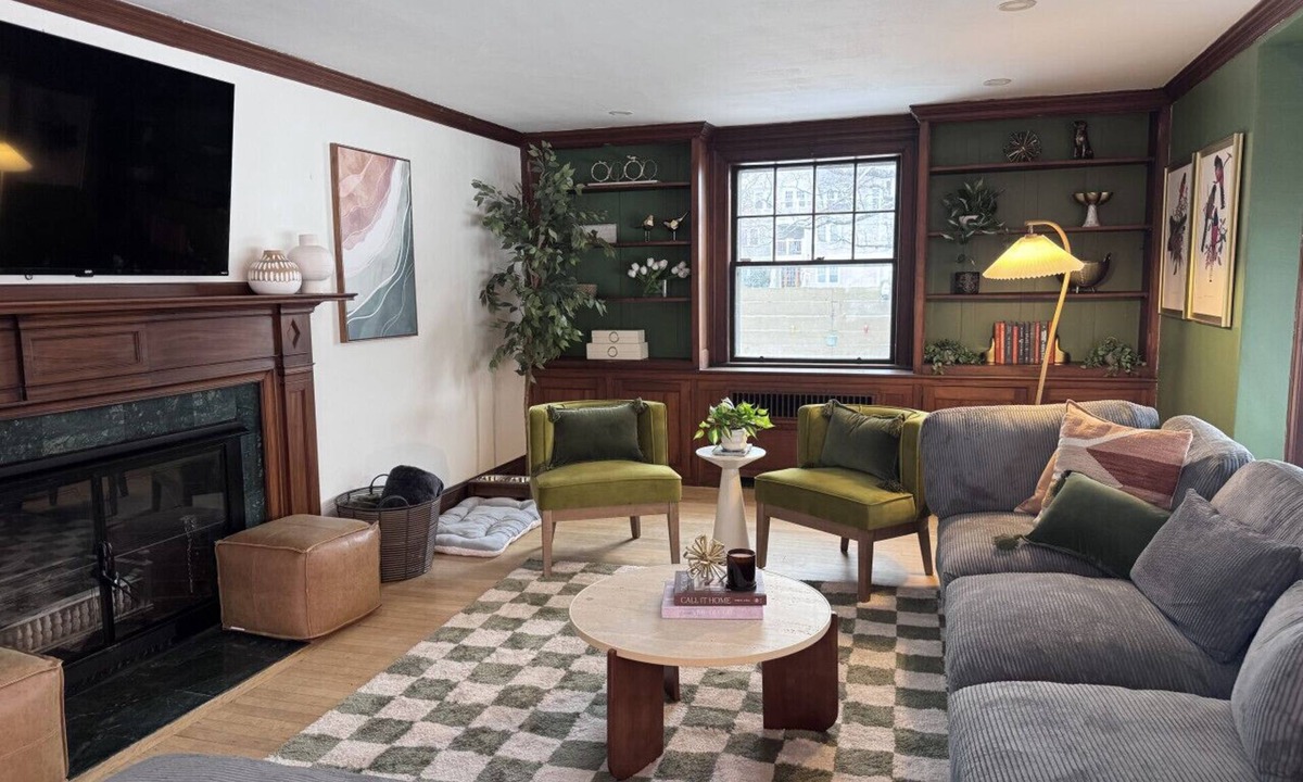 Framingham House | Lux Colonial Home: Hot tub, Game Room, Home Theatre, Karaoke